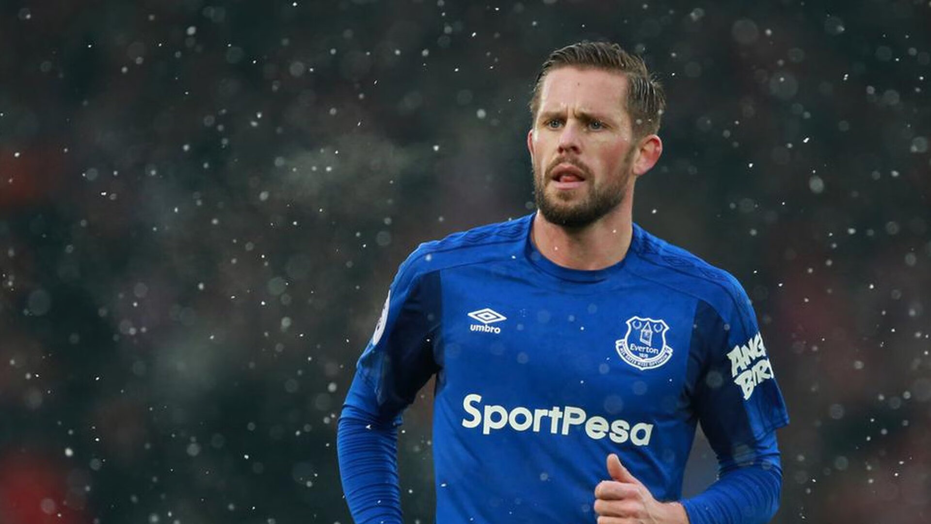 “简阳文体中心篮球赛：战术与冲劲交织，赛场不断突破”